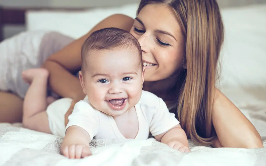 mama y bebe sonriendo feliz