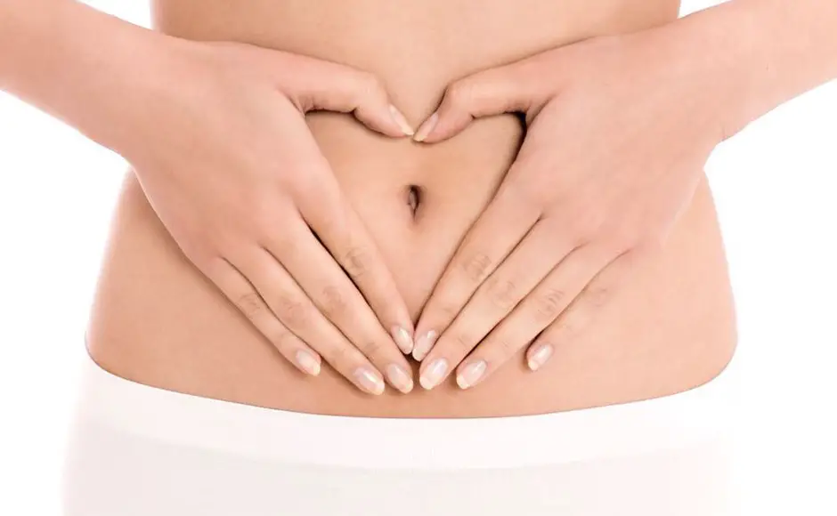 cicatriz cesárea abdomen de mujer