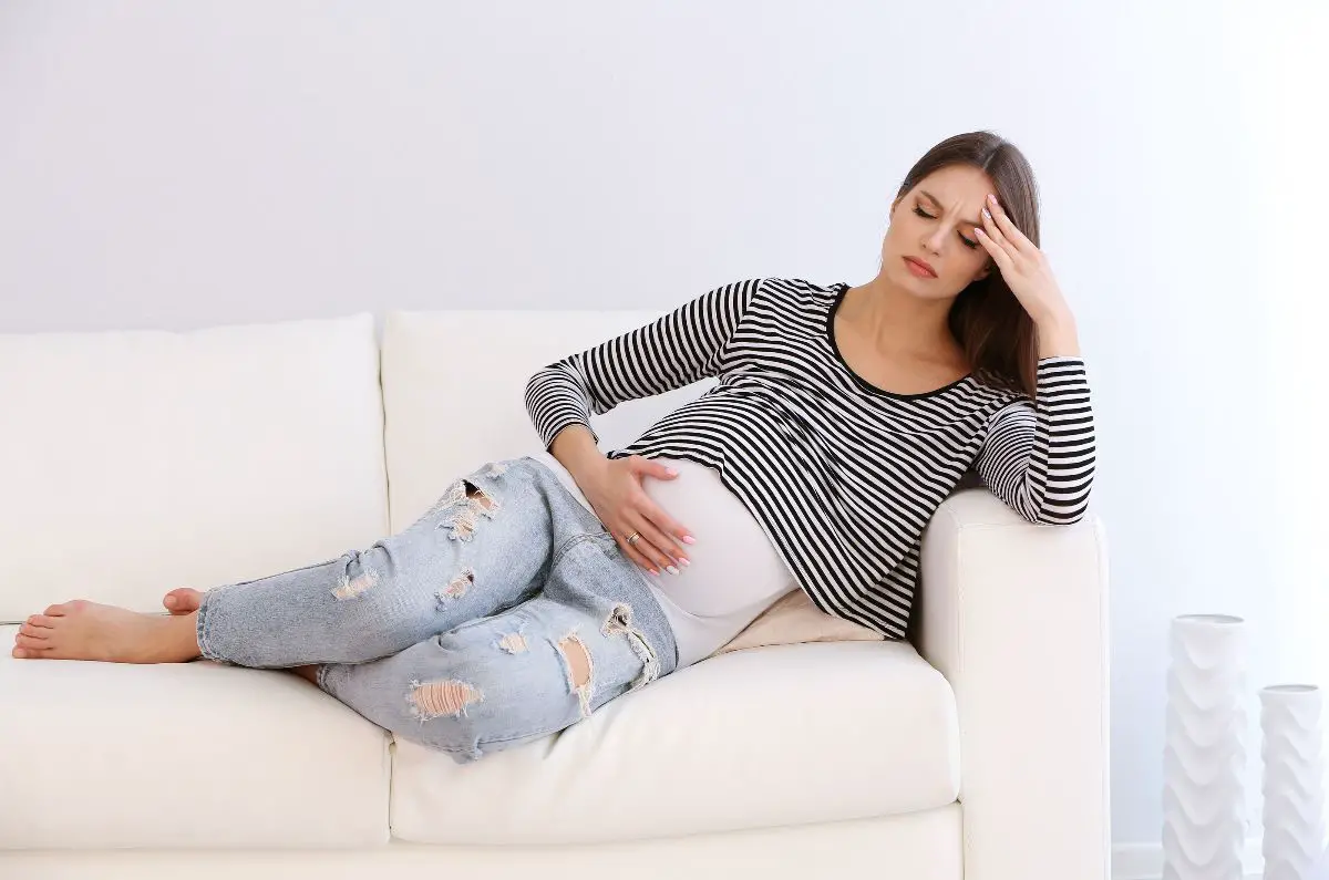 anemia en el embarazo mujer embarazada sentada en un sofa anemia en el embarazo mujer embarazada sentada en un sofa