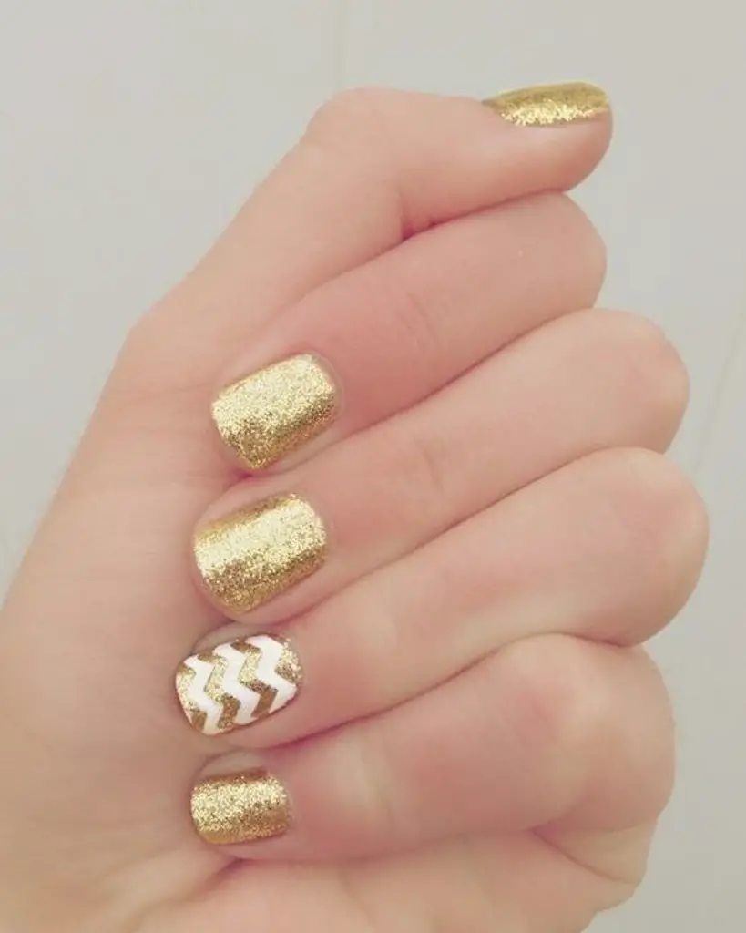 decoración de uñas doradas