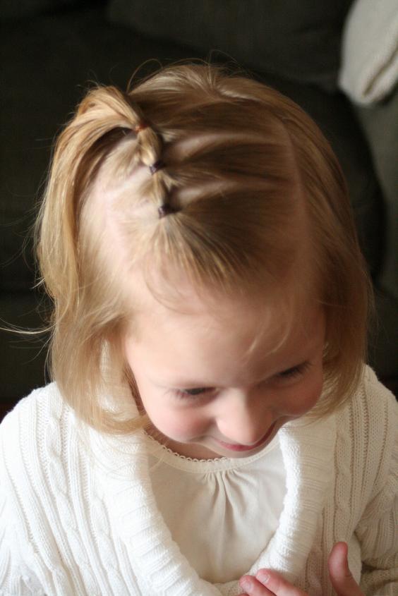 Peinados para niñas con pelo corto colita sencilla