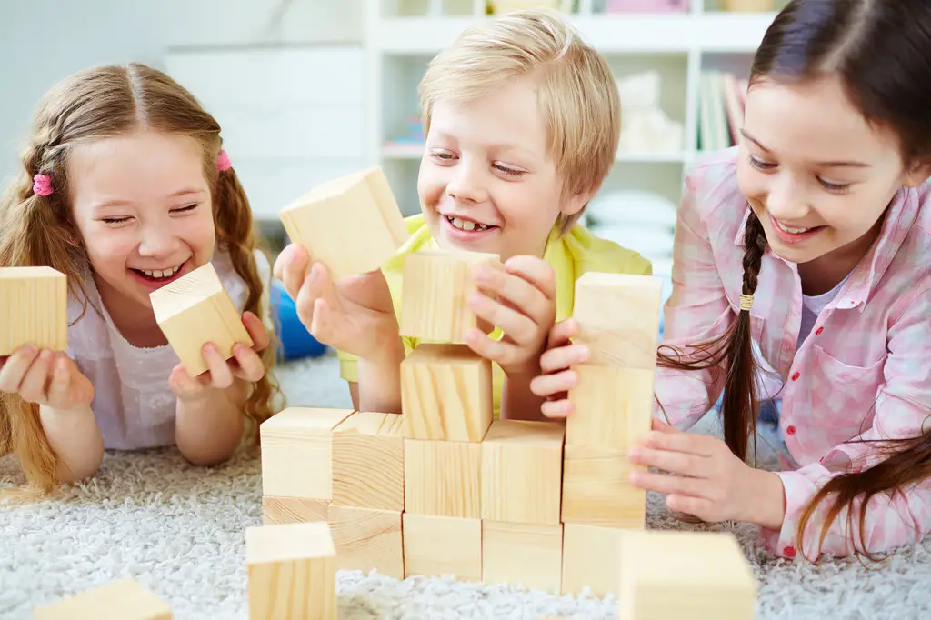 Crear torres de cubos Juegos de motricidad fina