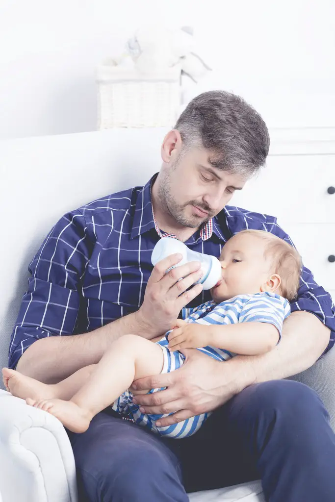 Papa participa en la lactancia artificial