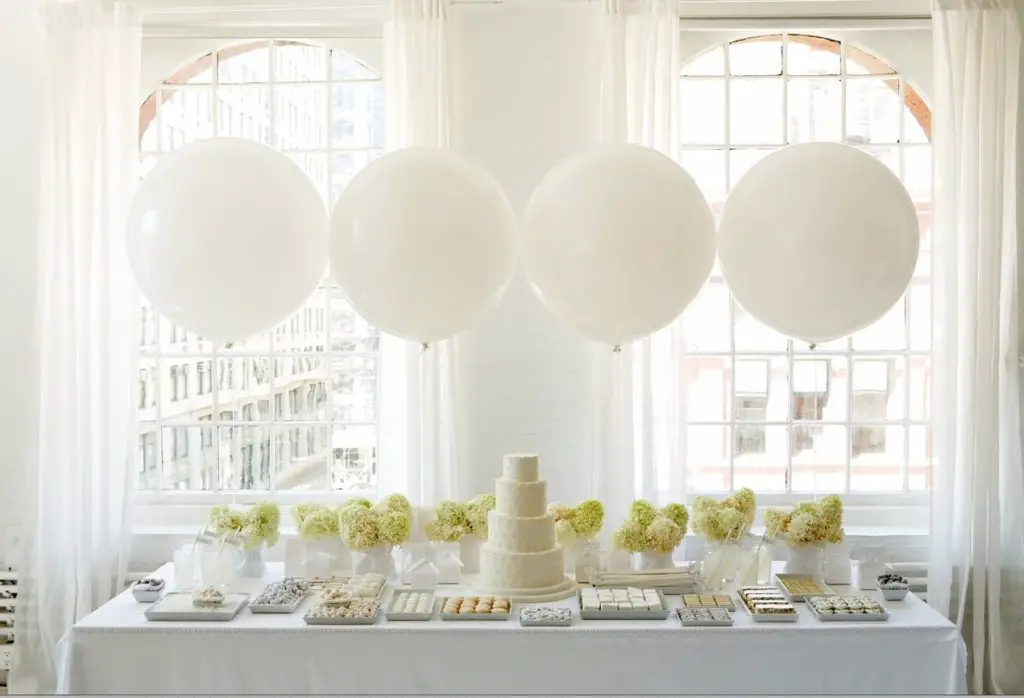 decoración con globos para primera comunión