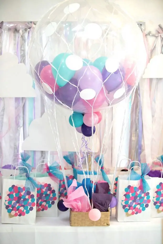 decoración con globos para un baby shower