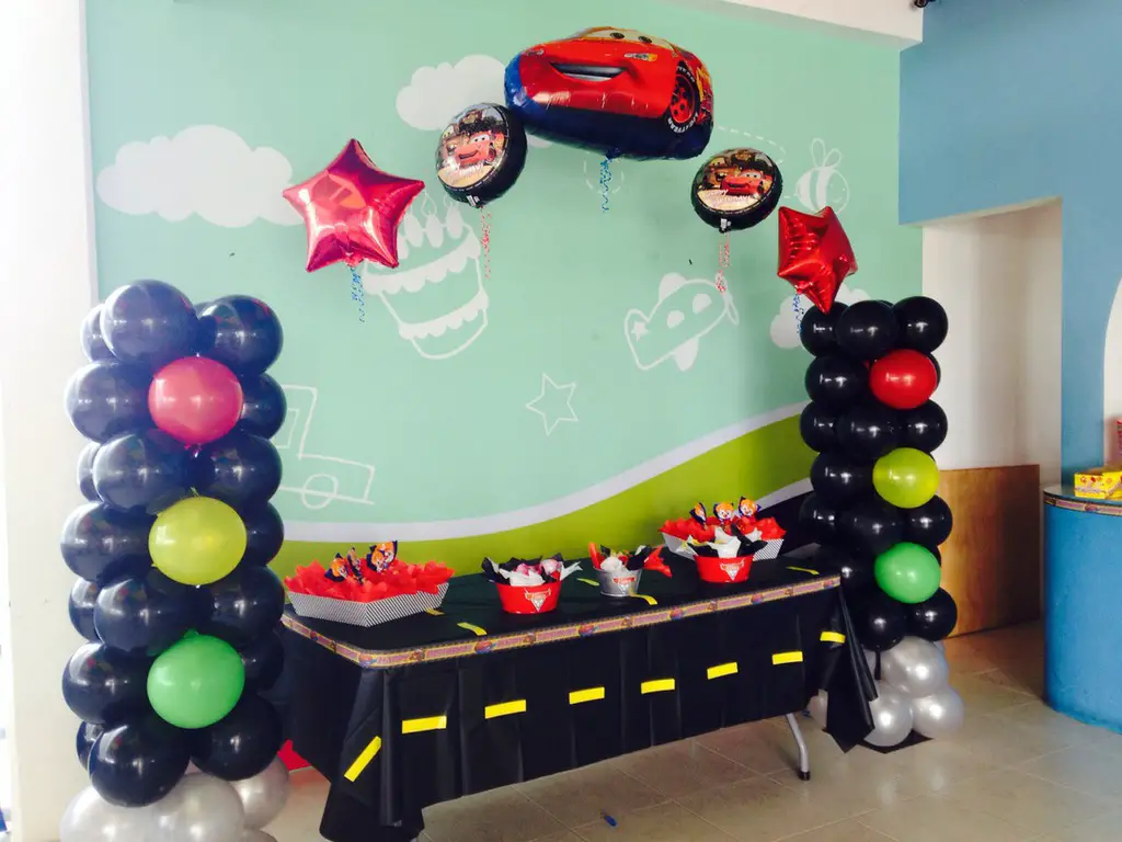 decoración con globos cars