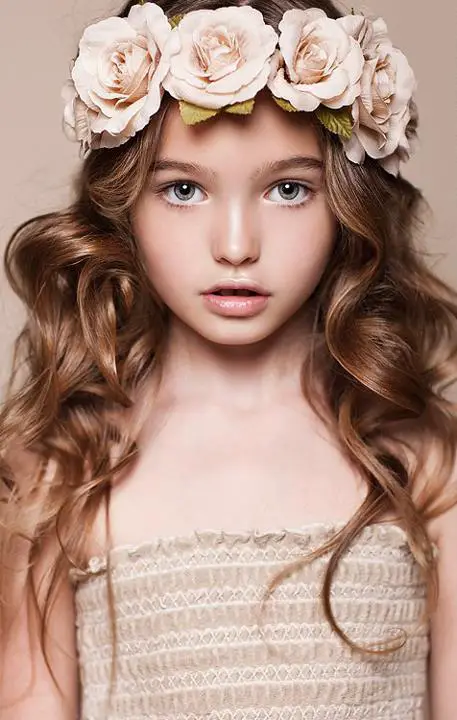 Peinados para niñas con corona a la moda