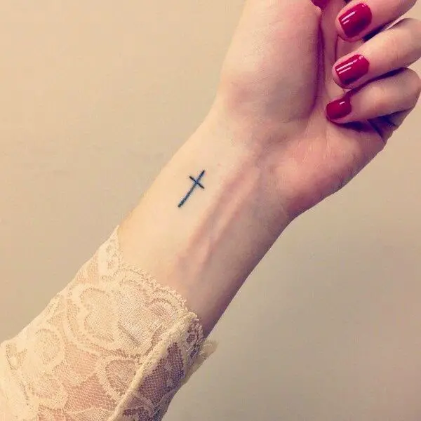 tatuajes para mujeres de cruz