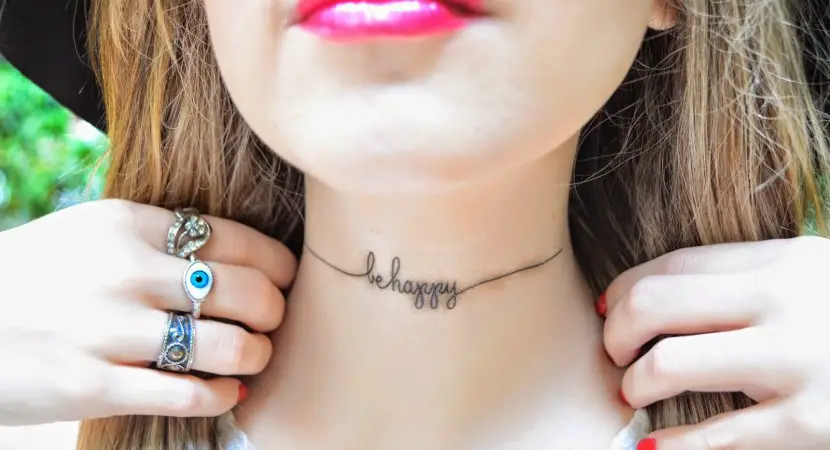 tatuajes para mujeres en el cuello letras