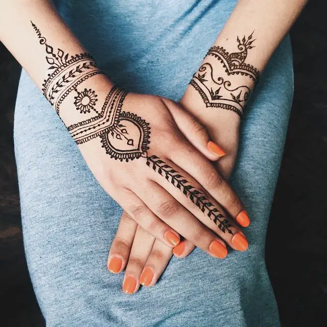 tatuajes para mujeres en la mano henna
