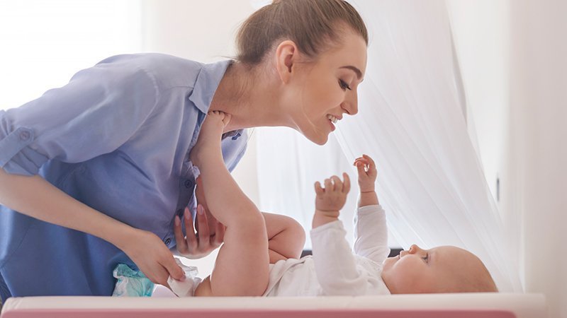 cambiar pañales mamá y bebé cambiar panales mamá y bebé