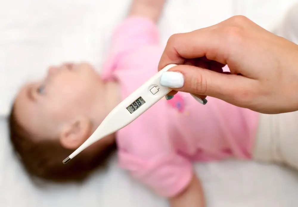 cómo bajar la fiebre a un bebé