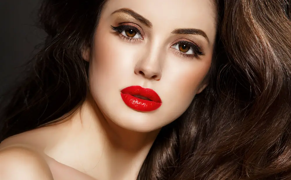 maquillaje con labios rojos