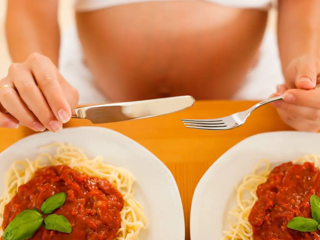 que no debe hacer una embarazada en los primeros meses comer por dos