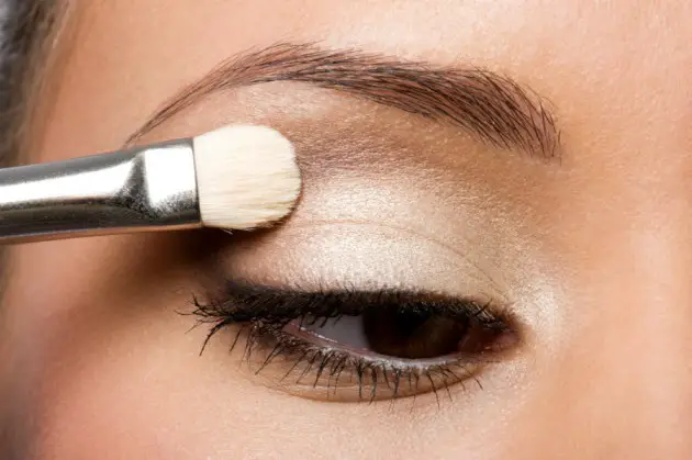 como maquillar ojos caídos sombra beige
