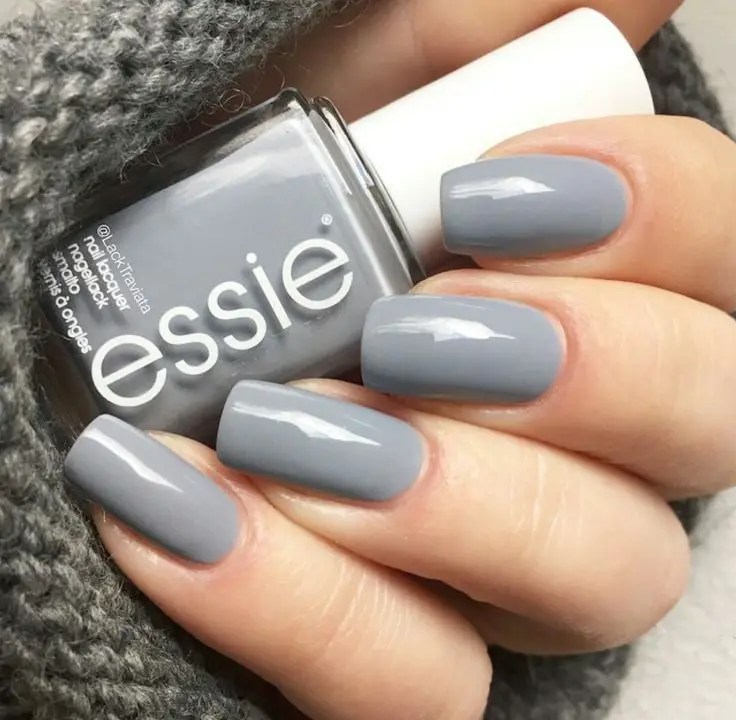 esmalte de unas gris