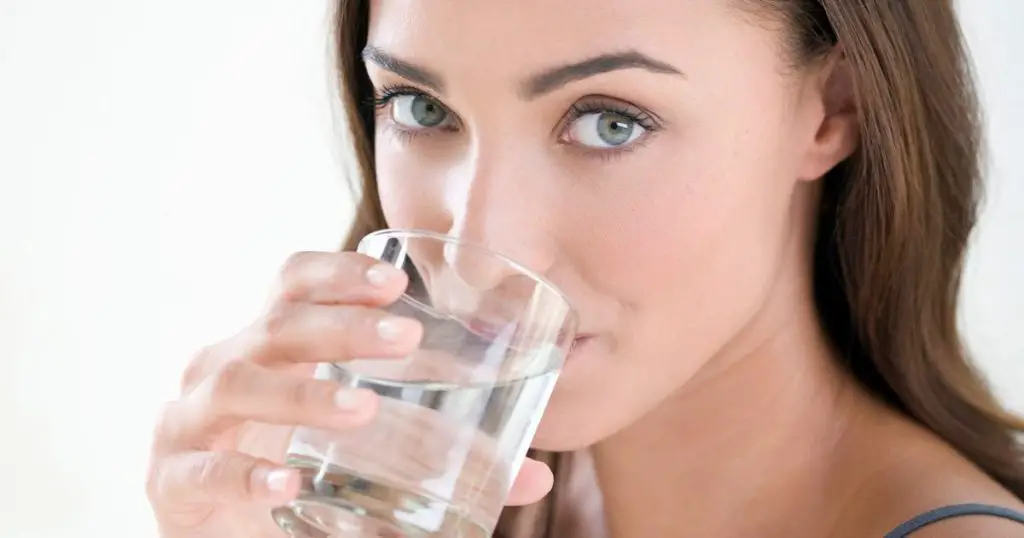 Remedios caseros para la acidez beber un vaso de agua