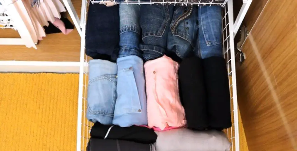 Como doblar los pantalones para colocarlos en un cajon Como doblar los pantalones para colocarlos en un cajon