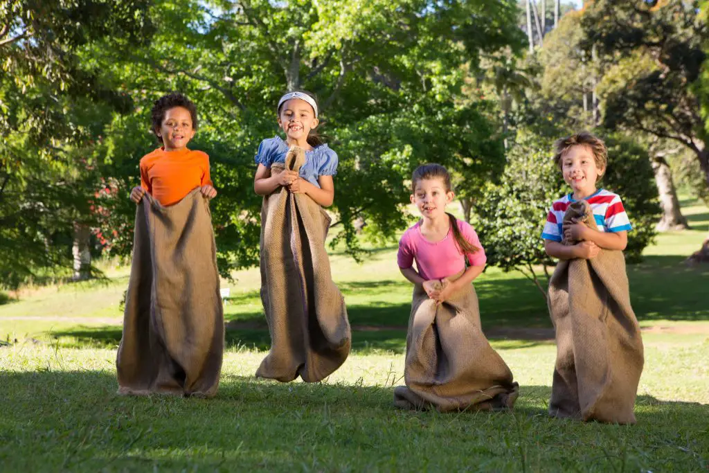 juegos para niños carrera de sacos