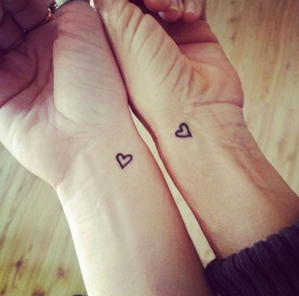 tatuaje para parejas pequeños corazones