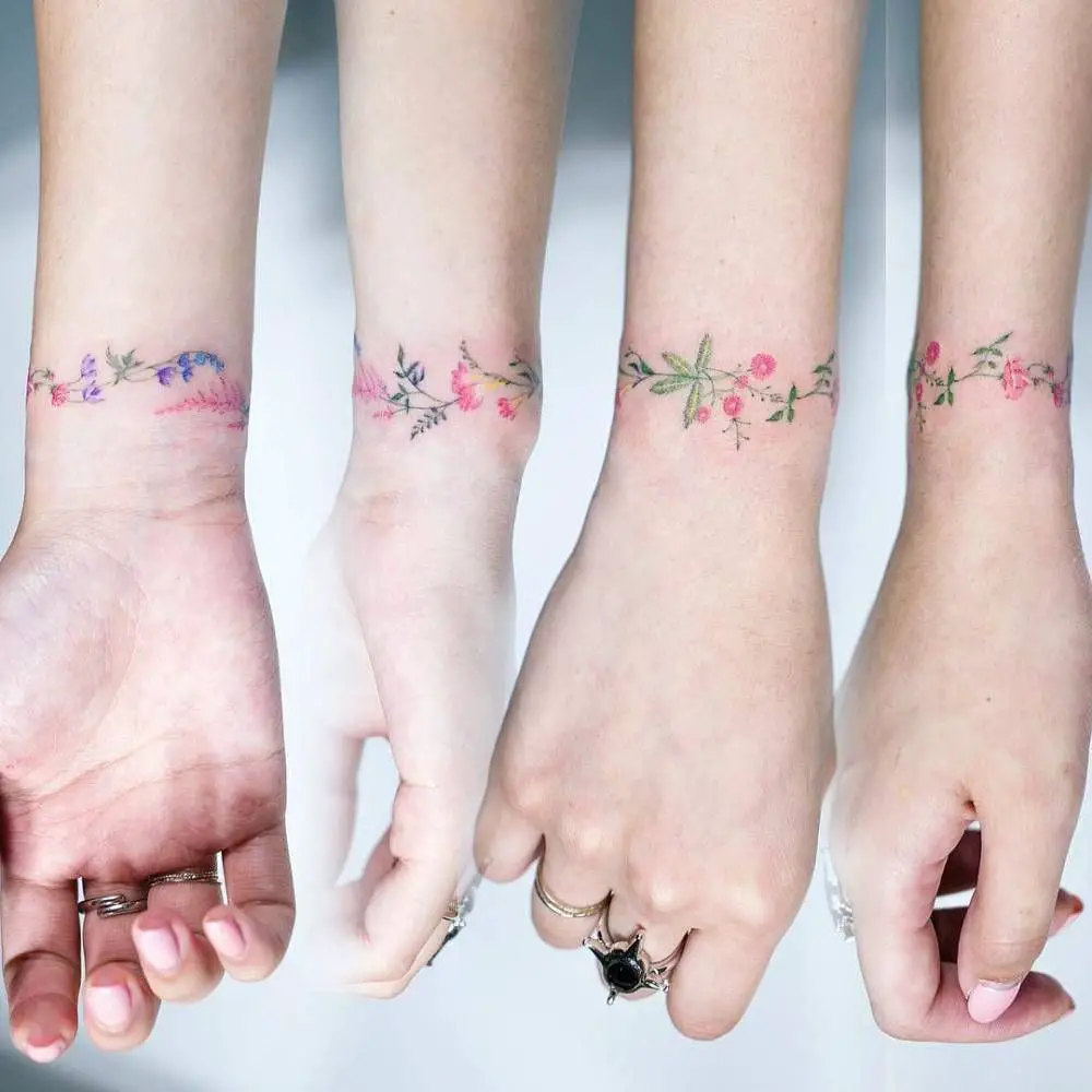 pulsera tatuada en el brazo