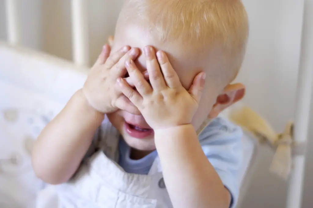 juegos para bebes un ano busca al juguete parlanchin
