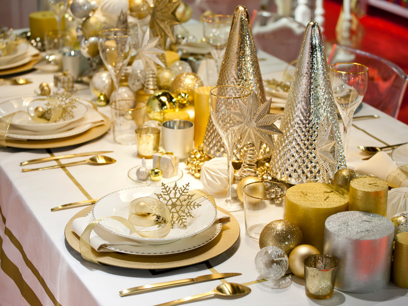 arreglos navideños de bolas decorativas en mesa