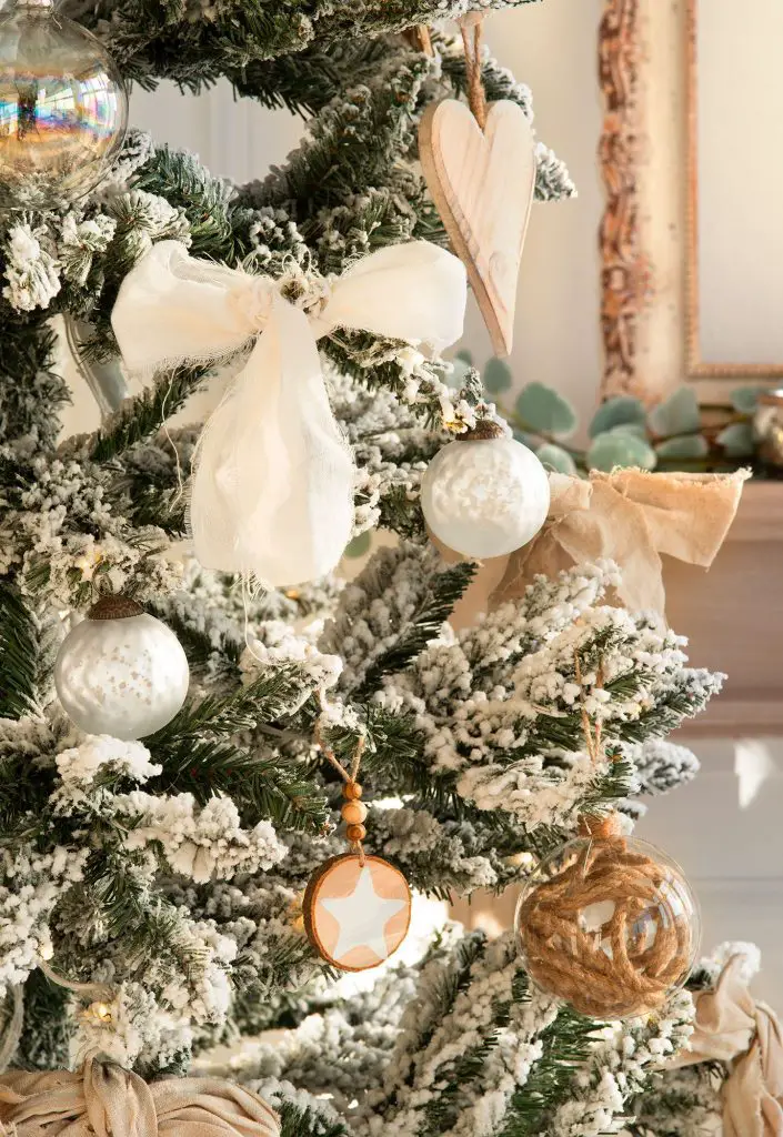 como decorar un árbol de navidad adornos blancos