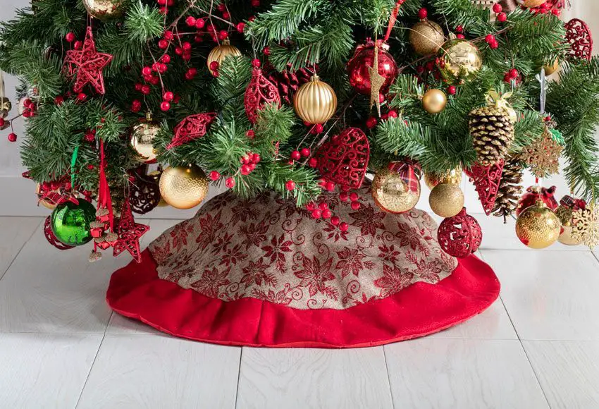 como decorar un árbol de navidad pie de árbol rojo