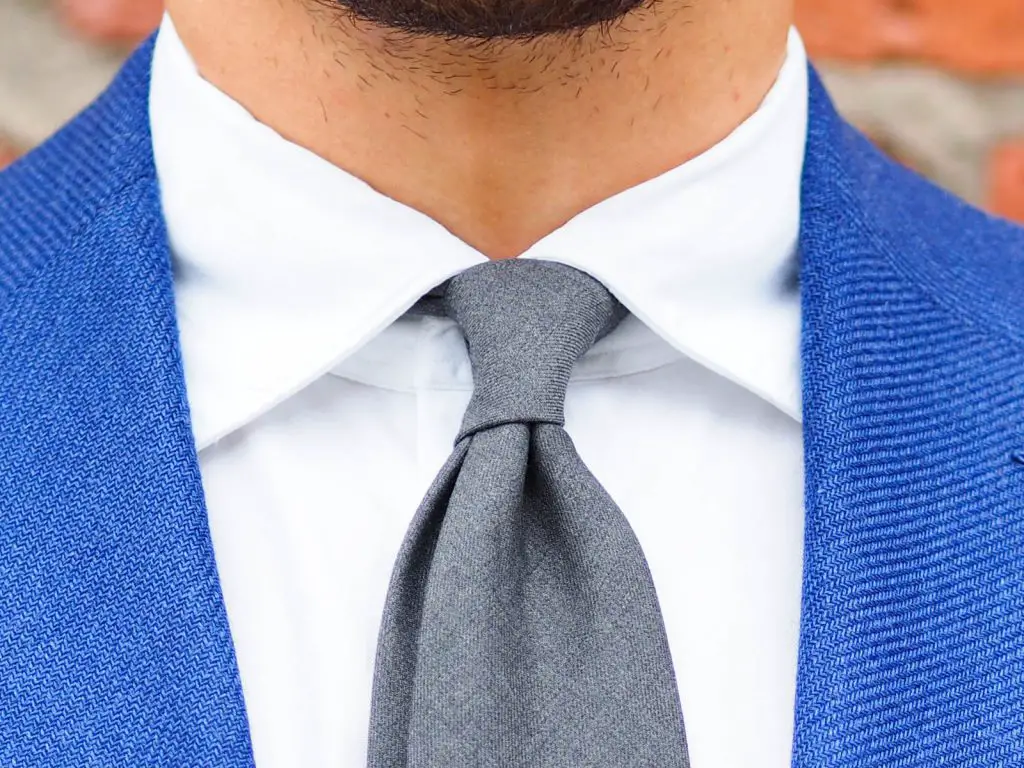 corbata gris 