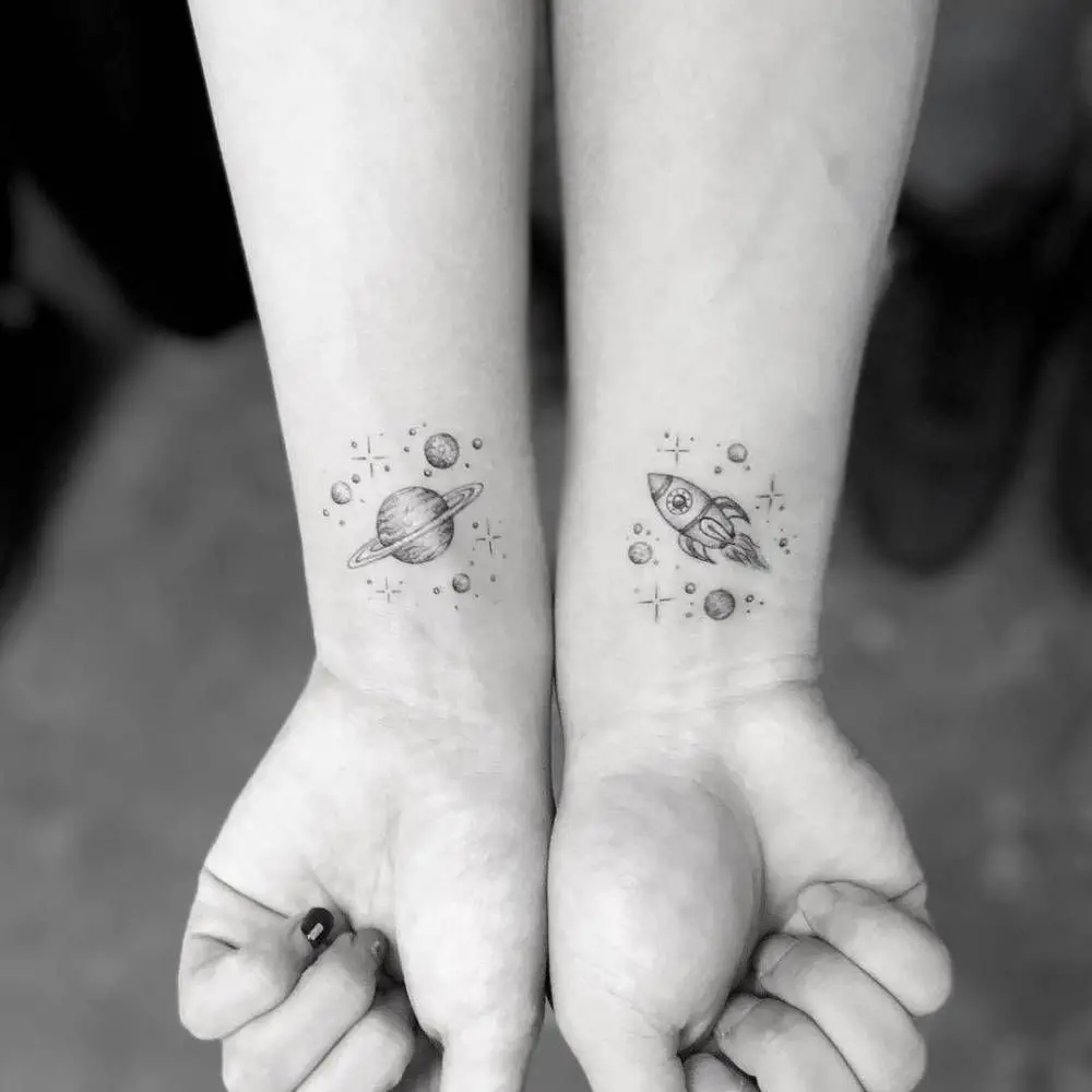 tatuajes pequeños para hermanas espacial