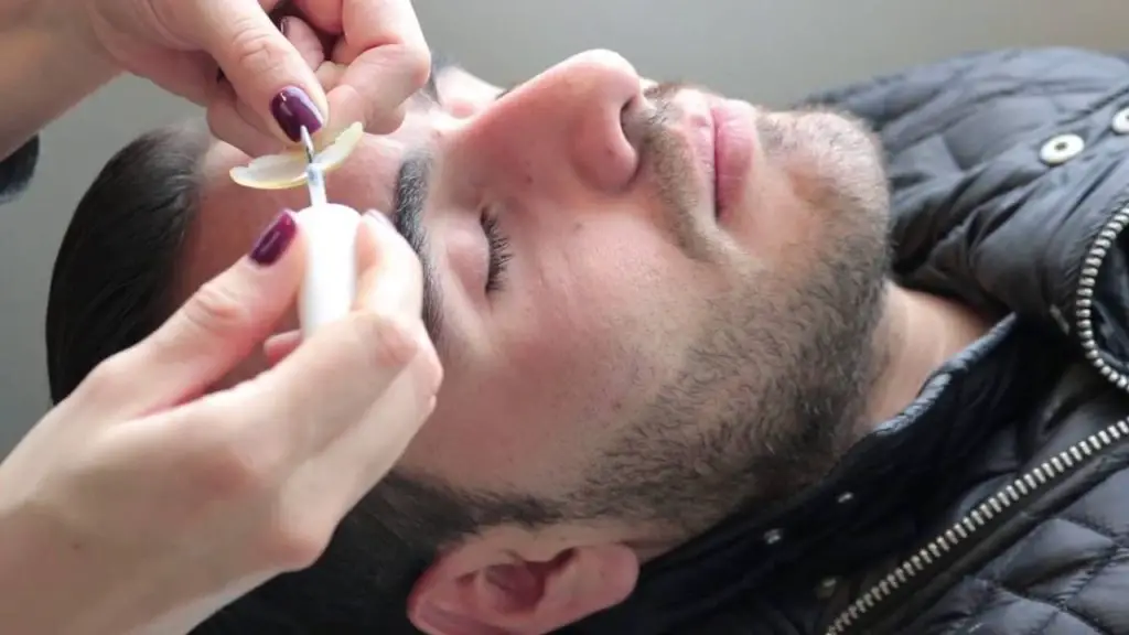 Depilacion de cejas de hombre con cera Depilacion de cejas de hombre con cera