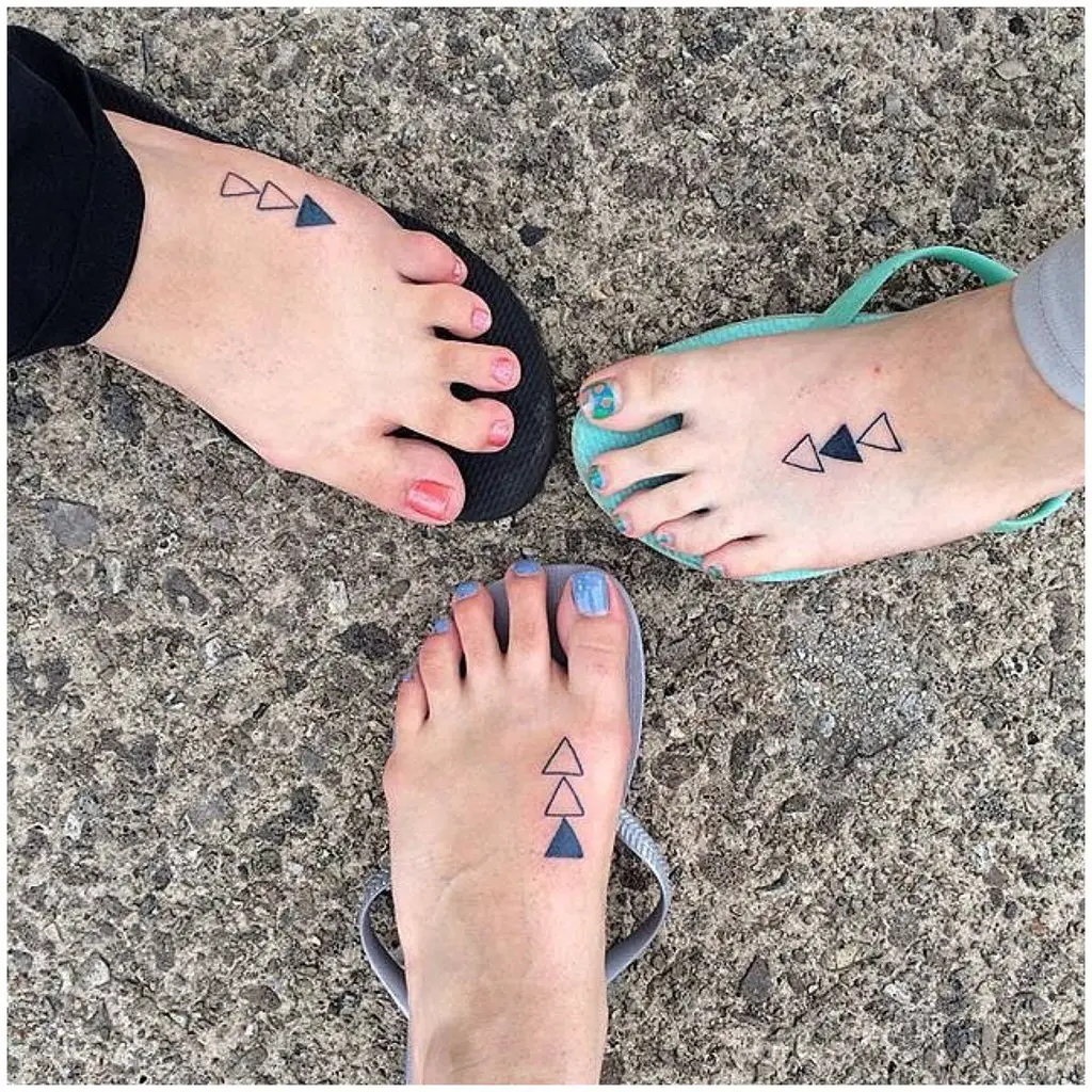 tatuajes pequeños para hermanas triangulos