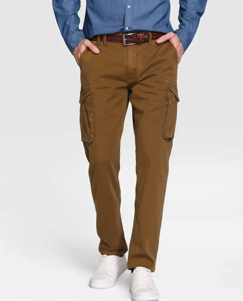 camisa azul y pantalon beige