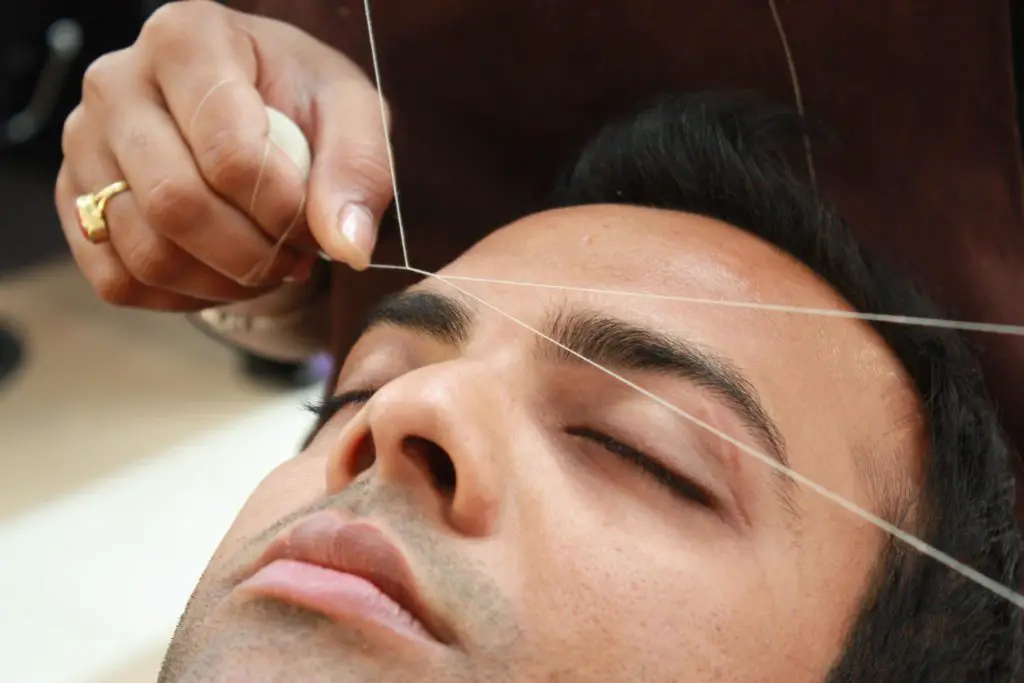 Depilacion de cejas de hombre con hilo Depilacion de cejas de hombre con hilo