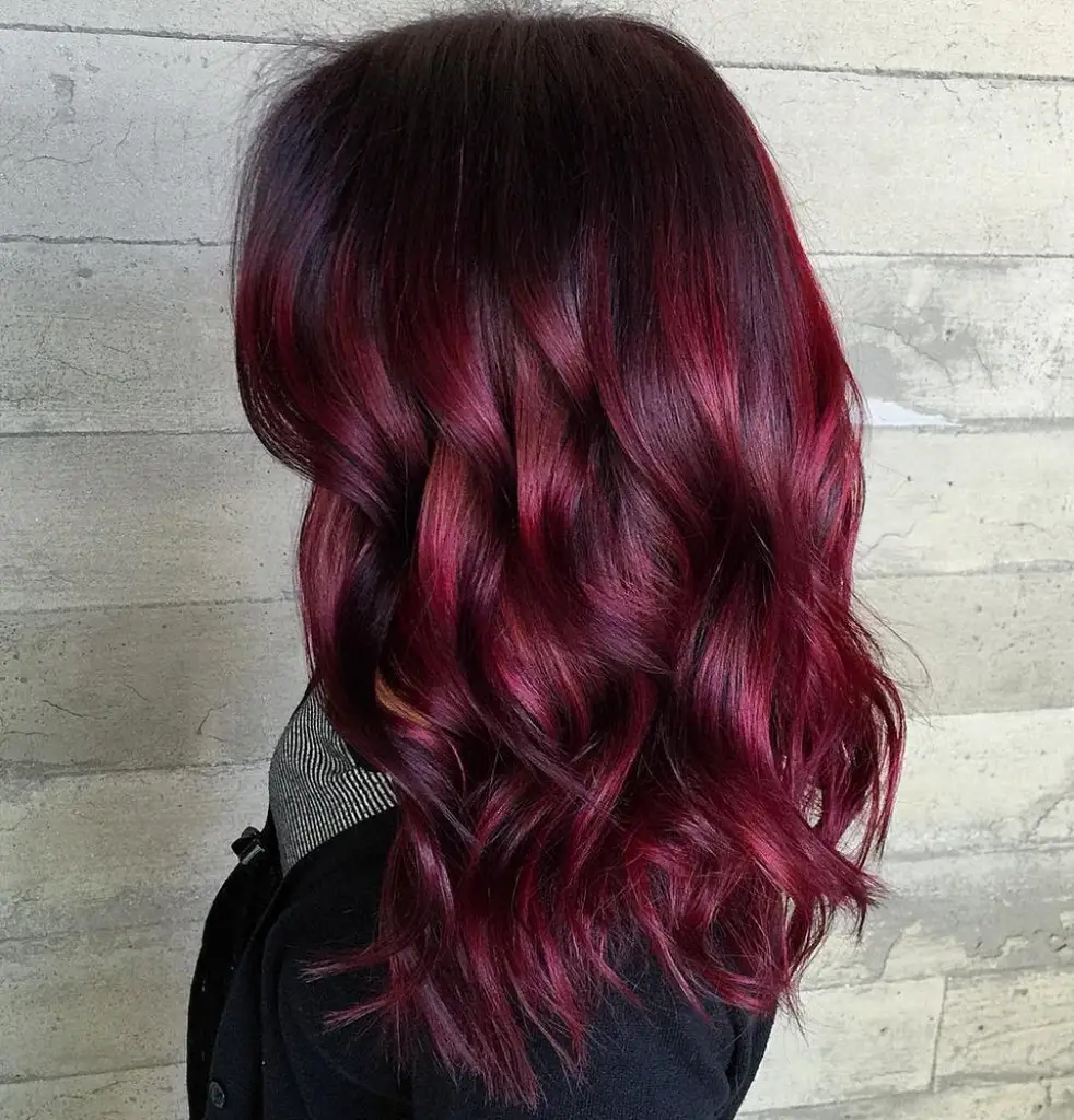 color de cabello para morenas rojizo borgona