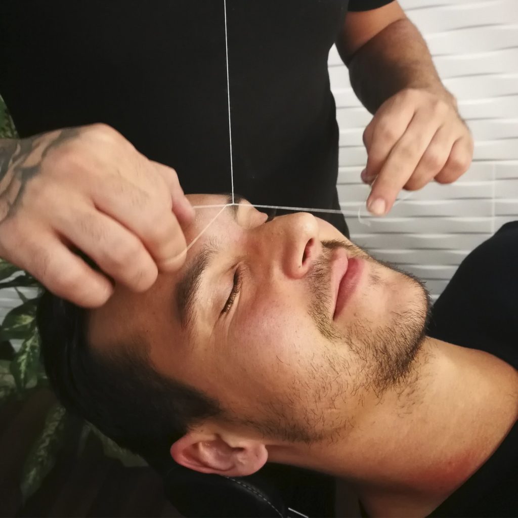 Depilacion de cejas de hombre con hilo Depilacion de cejas de hombre con hilo