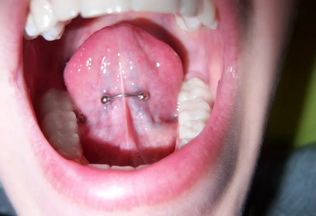 Piercing de lengua para hombres 