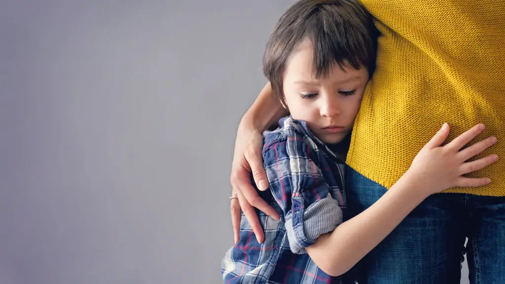 hijo estresado abraza a su madre