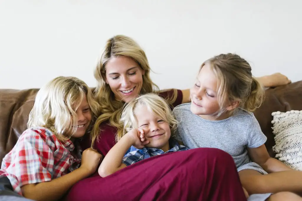 mama con tres hijos mama con tres hijos