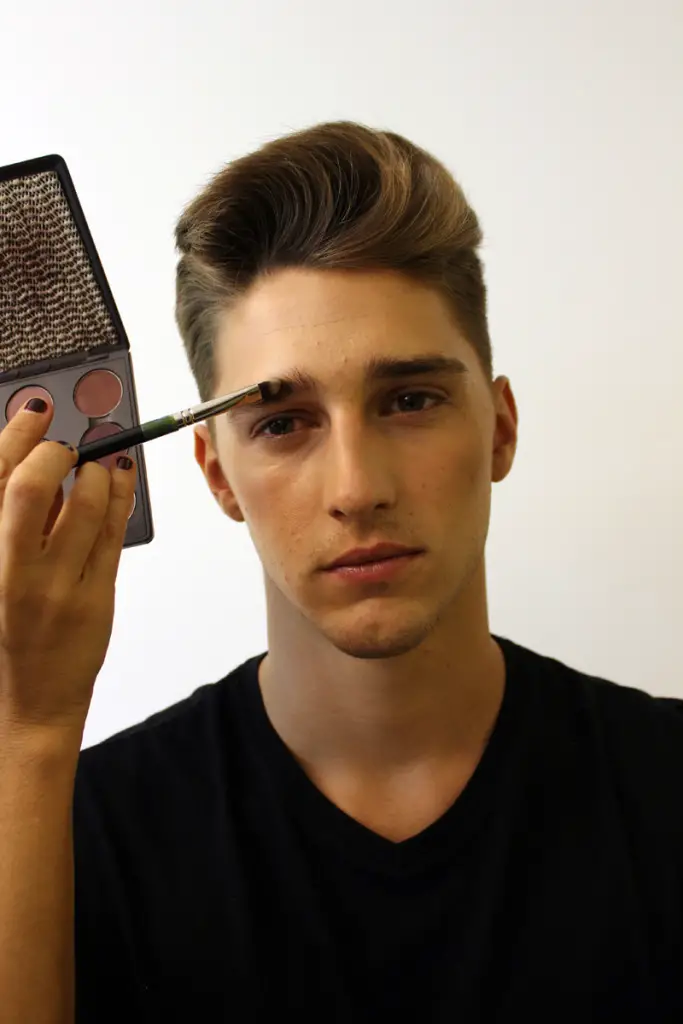 Maquillaje de cejas de hombres Maquillaje de cejas de hombres