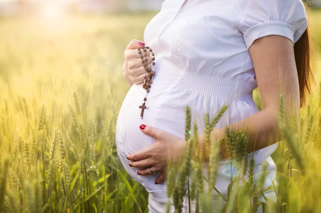 oración de las embarazadas mujer rezando