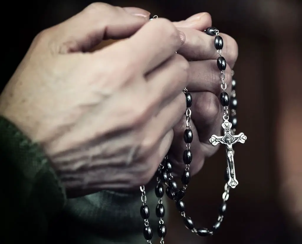 oraciones para los hijos manos con rosario