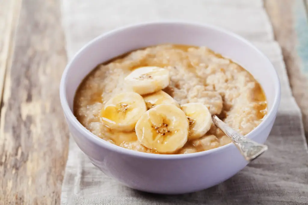 comidas saludables desayuno porridge avena y banana