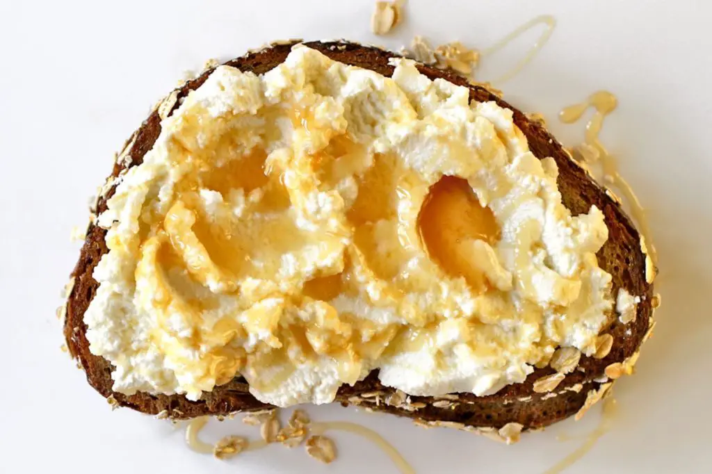 comidas saludables desayuno tostadas ricotta y miel