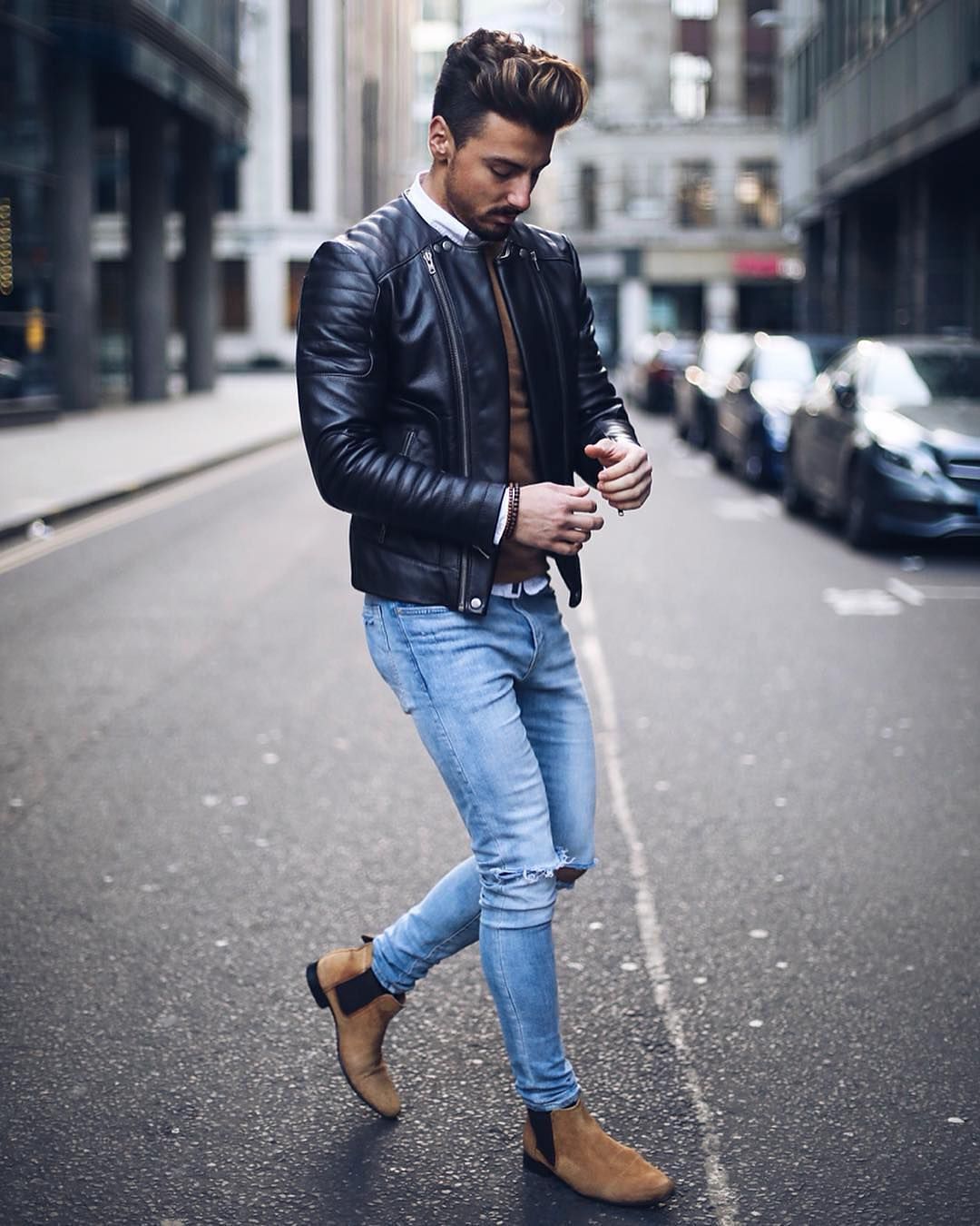 hombre con look rockero