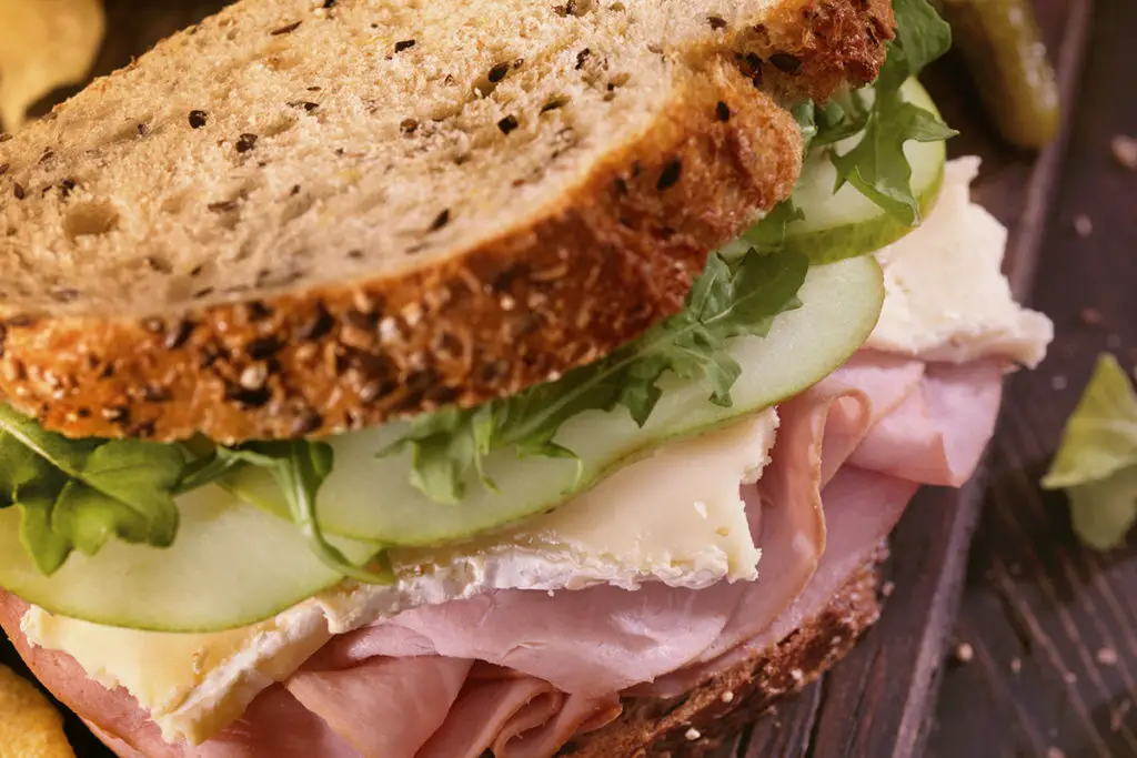 comidas saludables sandwich de jamon rucula