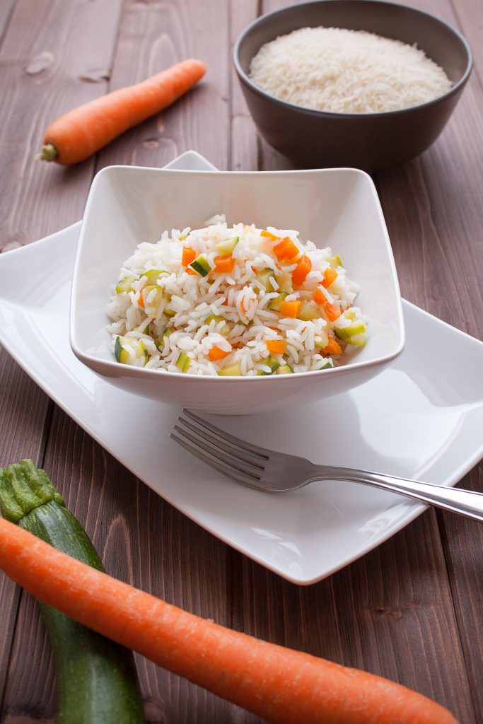 almuerzos saludables arroz con zanahorias y calabacin