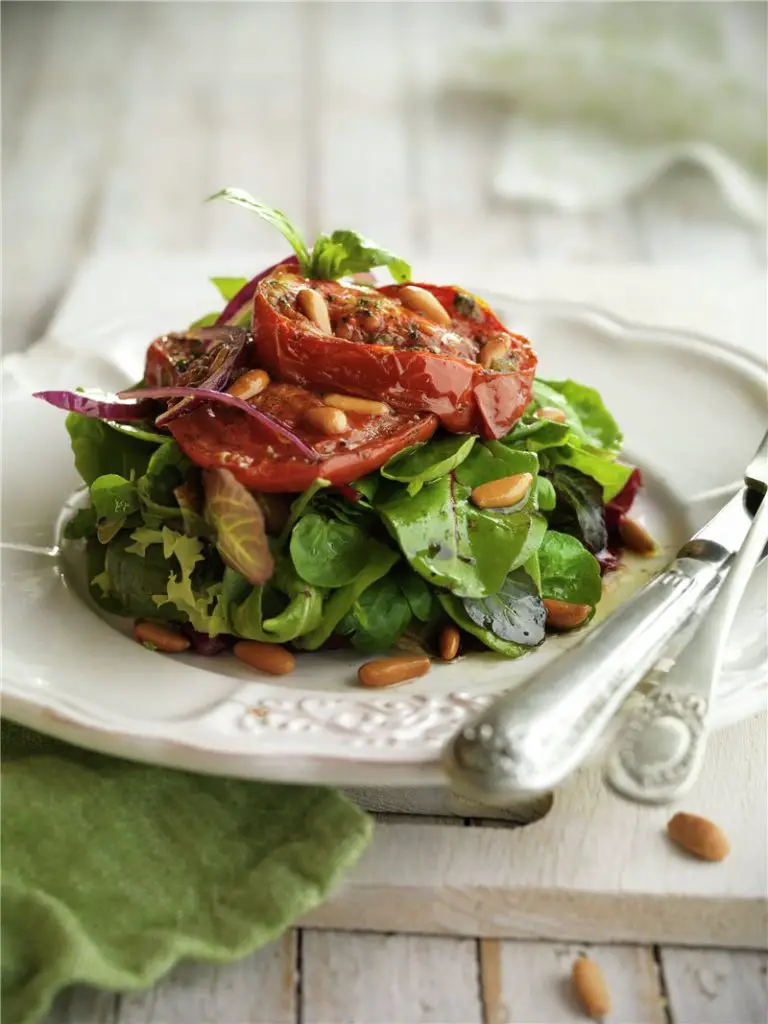 almuerzos saludables ensalada con tomates y pinones