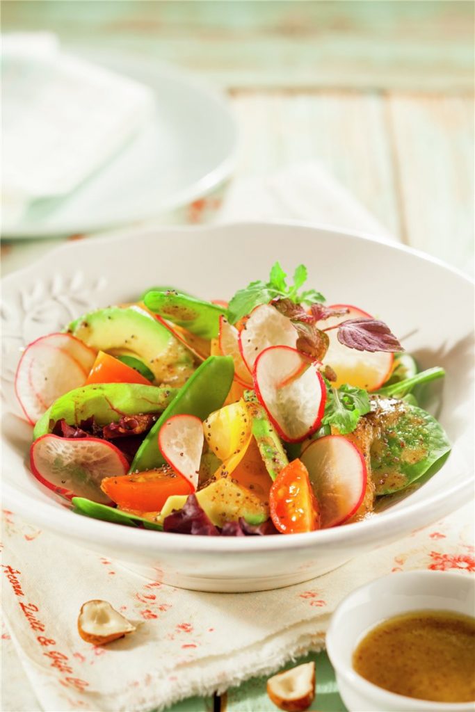 almuerzos saludables ensalada de hortalizas con vinagreta de avellanas
